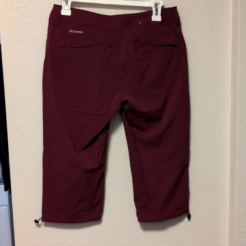 NWOT- Columbia size 6 hiking, athletic shorts/capris